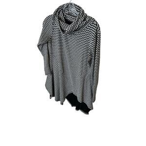 Niche geometric cowl‎ neck top -s